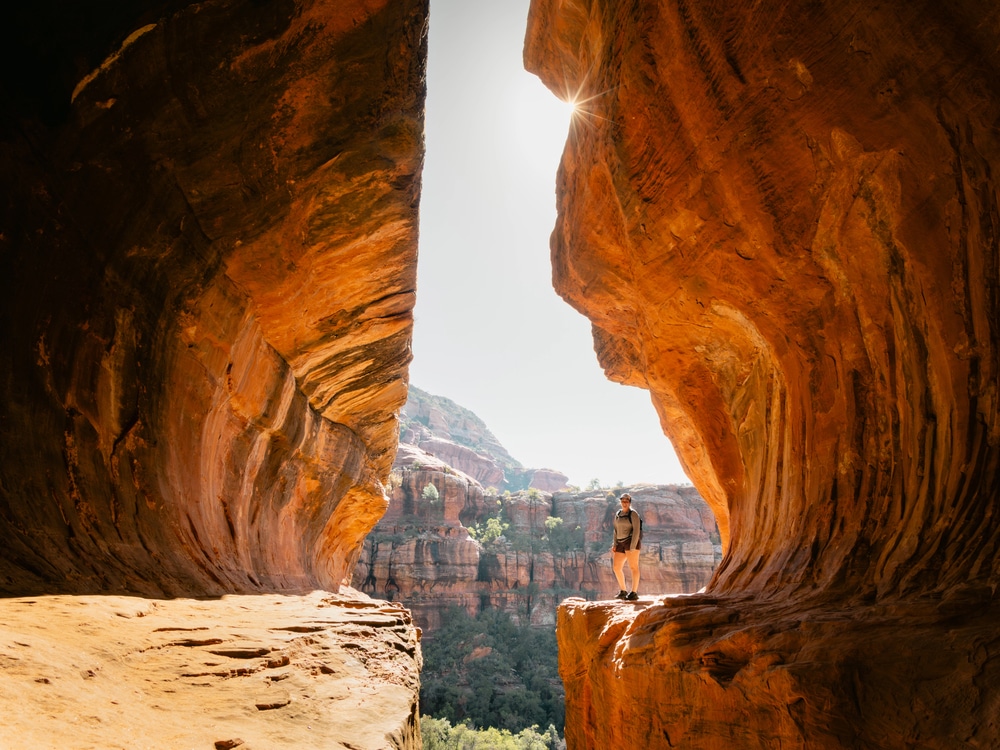 Vista ad angolo basso Secret Subway Cave Boynton Canyon Sedona